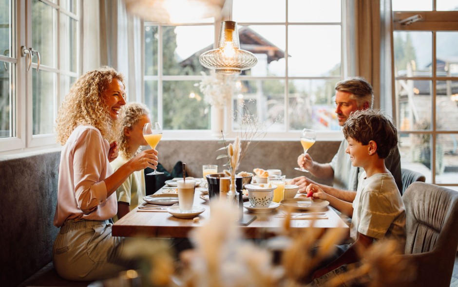 Familie genie&szlig;t gemeinsam das Fr&uuml;hst&uuml;ck im Resl Resort in Flachau