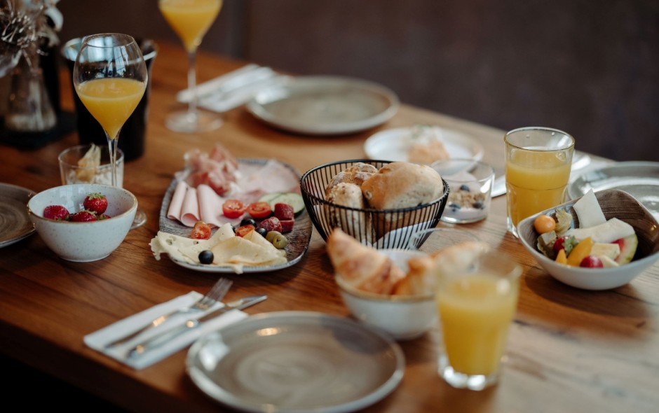 Fr&uuml;hst&uuml;ckstisch mit frischem Geb&auml;ck, Obst und S&auml;ften im Hotel Resl in Flachau