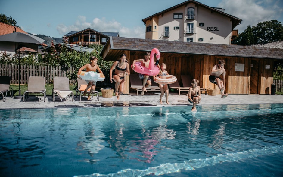 Kinder springen in den neuen Pool im Resl resort