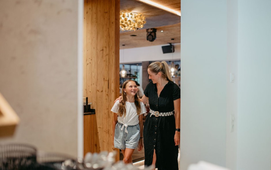 Mama und Tochter gehen ins Restaurant