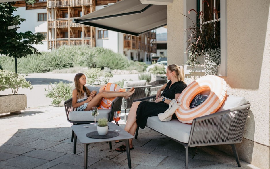 Mama und Tochter entspannen und quatschen auf der Terrasse