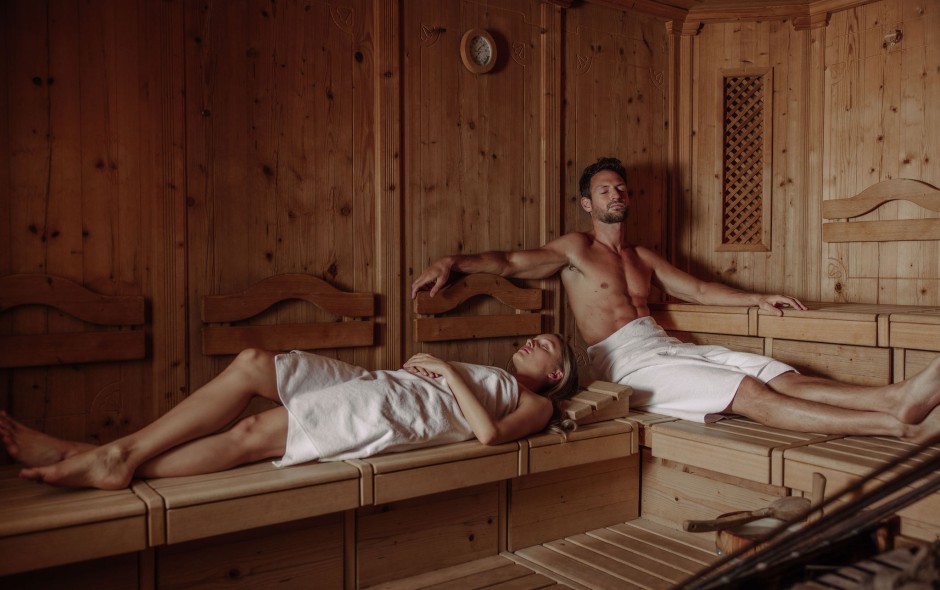 Eine Dame und ein Mann entspannen in der Sauna des Hotel Resl Resort in Flachau und genie&szlig;en Wellness pur