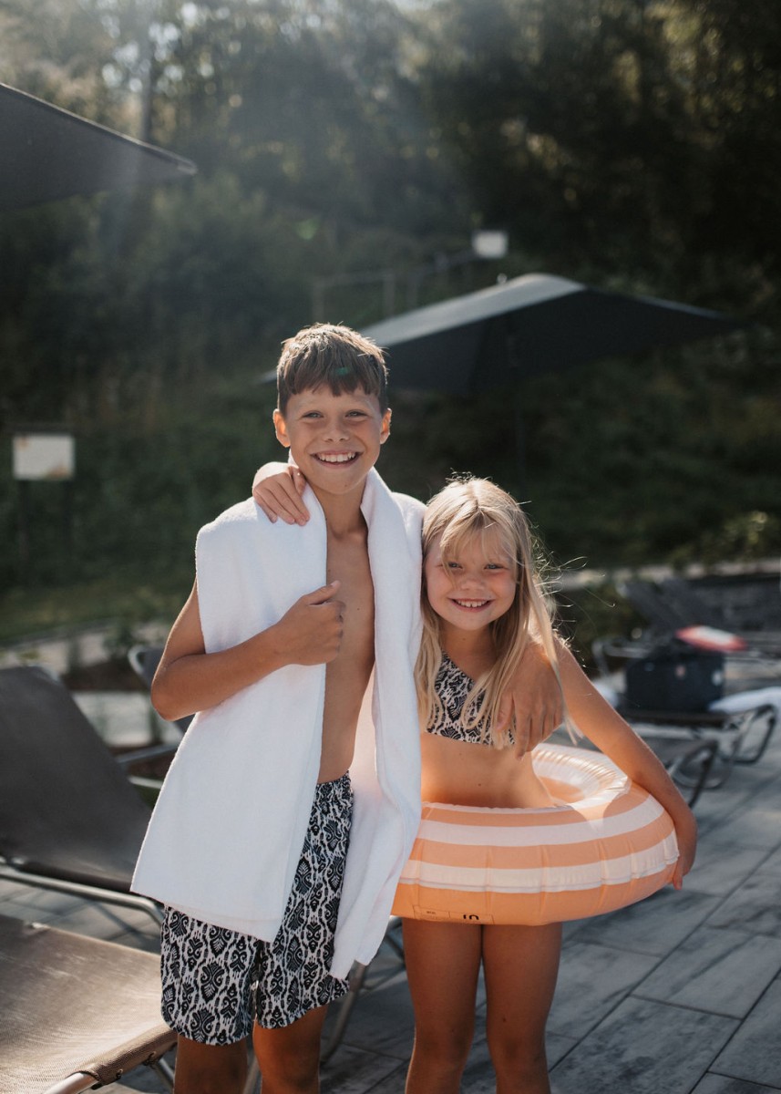 Frau am Pool, Sommerurlaub im Resl Resort Flachau